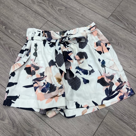 Exclusive print floral shorts - Picture 1 of 7